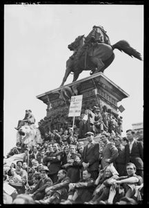Su un cartello: "Re autarchico vendesi. Rivolgersi popolo italiano".<br>