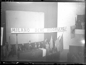Alle spalle degli oratori lo striscione "Milano deve risorgere"<br>