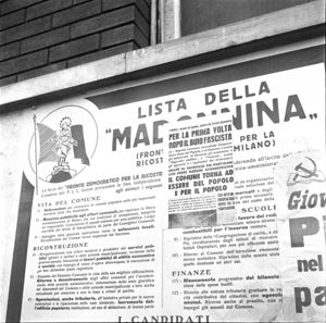 Manifesto della lista della Madonnina, in parte coperto da un altro manifesto del Partito comunista italiano che titola "Per la prima volta dopo il buio fascista il Comune torna ad essere del popolo e per il popolo".<br>