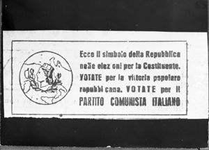 Il testo del ritaglio di giornale: "Ecco il simbolo della Repubblica nelle elezioni per la Costituente. Votate per la vittoria popolare repubblicana. Votate per il partito comunista italiano".<br>