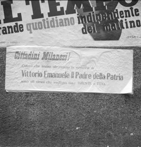 Il testo: "Cittadini Milanesi! Coloro che hanno oltraggiato la memoria di Vittorio Emanuele II Padre della Patria sono gli stessi che vogliono dare Trieste a Tito."<br>