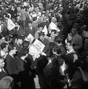 Alcuni hanno in mano la seconda edizione de L'Unità che titola "La Repubblica ha vinto! Viva la Repubblica".<br>