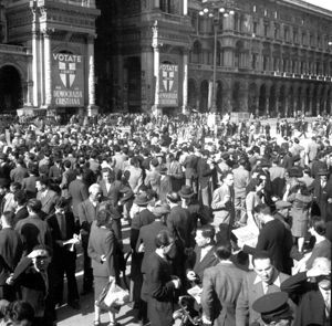 Sullo sfondo l'ingresso della Galleria Vittorio Emanuele II con scudi della Democrazia Cristiana<br>