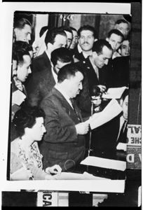 Il ministro dell'Interno Giuseppe Romita legge i risultati del referendum istituzionale del 2 giugno 1946 in conferenza stampa con i giornalisti