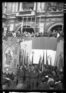 Alla base del palco lo stendardo della città di Milano raffigurante sant'Ambrogio<br>