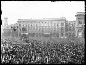 Sullo sfondo, davanti al palazzo dei Portici settentrionali, il palco degli oratori e l'ingresso della Galleria Vittorio Emanuele II, a destra il Duomo<br>