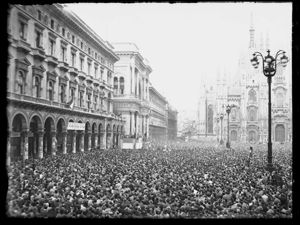 A destra la cattedrale.<br>