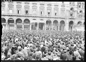 Sullo sfondo a destra, davanti al palazzo dei Portici settentrionali, il palco degli oratori e l'ingresso della Galleria Vittorio Emanuele II.<br>