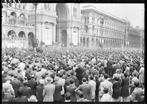 Sullo sfondo a destra, davanti al palazzo dei Portici settentrionali, il palco degli oratori e l'ingresso della Galleria Vittorio Emanuele II.<br>