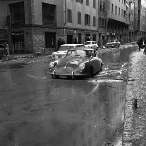 L'automobile che avanza nell'acqua è una Porsche 356 Coupè.<br>