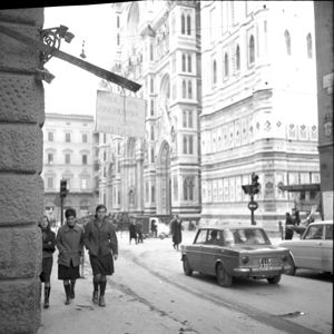 Sullo sfondo la cattedrale di Santa Maria del Fiore.<br>