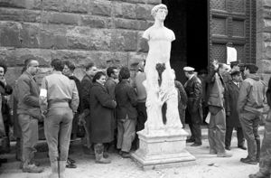 Al centro la scultura in marmo di Vincenzo de' Rossi.<br>