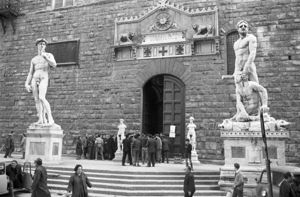 Ai lati del portone le due sculture marmoree rispettivamente di Vincenzo de' Rossi e Baccio Bandinelli, sulla scalinata il David di Michelangelo e Ercole e Caco di Baccio Bandinelli<br>