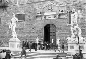 Ai lati del portone le due sculture marmoree rispettivamente di Vincenzo de' Rossi e Baccio Bandinelli, sulla scalinata il David di Michelangelo e Ercole e Caco di Baccio Bandinelli<br>