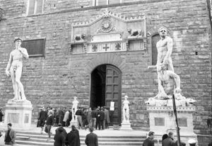 Ai lati del portone le due sculture marmoree rispettivamente di Vincenzo de' Rossi e Baccio Bandinelli, sulla scalinata il David di Michelangelo e Ercole e Caco di Baccio Bandinelli<br>
