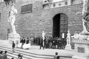 Ai lati del portone le due sculture marmoree rispettivamente di Vincenzo de' Rossi e Baccio Bandinelli, sulla scalinata il David di Michelangelo e Ercole e Caco di Baccio Bandinelli<br>