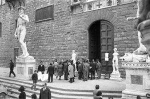 Ai lati del portone le due sculture marmoree rispettivamente di Vincenzo de' Rossi e Baccio Bandinelli, sulla scalinata il David di Michelangelo e Ercole e Caco di Baccio Bandinelli<br>