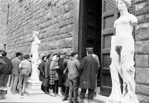 Ai lati del portone le due sculture marmoree rispettivamente di Vincenzo de' Rossi e Baccio Bandinelli.<br>