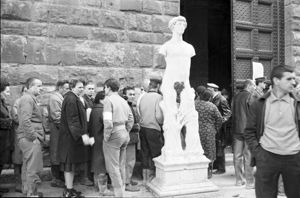Al centro la scultura marmorea di Vincenzo de' Rossi.<br>