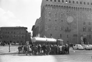 Sullo sfondo Palazzo Vecchio.<br>