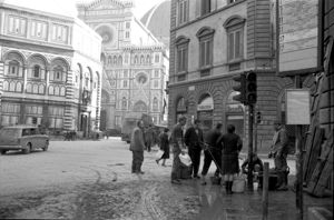 Sullo sfondo un autobus bipiano, il Battistero e la cattedrale di Santa Maria del Fiore.<br>