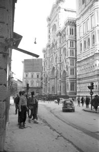 Sullo sfondo la cattedrale di Santa Maria del Fiore.<br>