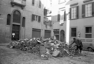 A destra un negozio di macchine da scrivere.<br>