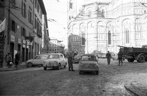 Sullo sfondo la cattedrale di Santa Maria del Fiore e il campanile di Giotto.<br>
