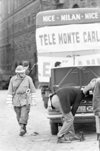 Visibile un mezzo con la scritta: Nice-Milan-Nice Tele Monte Carlo<br>