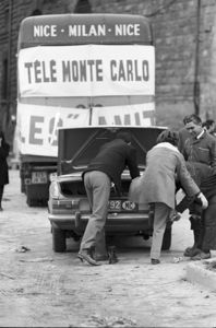 Visibile un mezzo con la scritta: Nice-Milan-Nice Tele Monte Carlo<br>