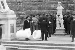 A destra la scultura in marmo di Vincenzo de' Rossi.<br>