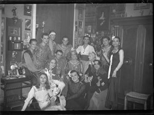 Sarah Ferrati ritratta insieme a uomini travestiti da donna