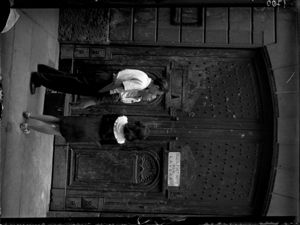 Ragazzini davanti a un portone chiuso a causa dello sciopero dei portinai. Sul portone il cartello: "Oggi il portinaio non lavora"