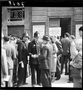 Sono affissi il manifesto del concerto di Arturo Toscanini dell'11 maggio 1946 e un cartello sulla vendita dei biglietti di Prima e Seconda Galleria<br>