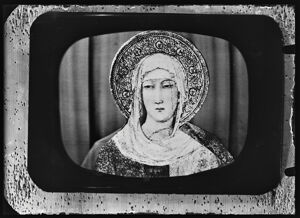 Fotomontaggio dell'affresco di Santa Chiara, realizzato da Simone Martini nella chiesa inferiore della Basilica di San Francesco ad Assisi, inserito in uno schermo televisivo