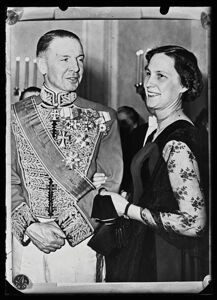 Frants Hvass, ambasciatore olandese nella Repubblica Federale Tedesca, in compagnia di Lotte Adenauer, figlia del cancelliere Konrad Adenauer