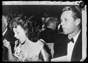 L'attrice americana Susan Hayward ed il marito, l'attore Jess Barker, ripresi durante una cena