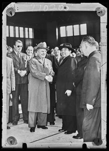Stretta di mano tra il Ministro degli Affari Esteri russo Vjačeslav Michajlovič Molotov e il Ministro degli Affari Esteri cinese Zhou Enlai (in italiano Ciù En-lai) in occasione della Conferenza di Ginevra del 1954