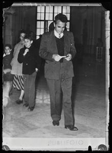 Lo scienziato atomico Bernard Peters ripreso con moglie e figli al museo nazionale di Napoli<br>