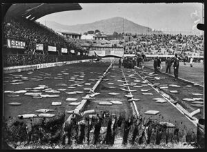Lancio di cuscini da parte degli spettatori al termine della partita Italia - Ungheria nello stadio comunale (oggi Artemio Franchi) di Firenze