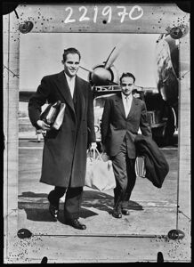Roy Cohn (a sinistra) e David Schine (a destra), consiglieri del senatore americano Joseph McCarthy, atterrano all'aeroporto Northolt di Londra