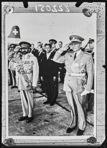 L'Imperatore d'Etiopia Haile Selassie (a sinistra) e il maresciallo Tito (a destra) all'aeroporto di Batajinica presso Belgrado