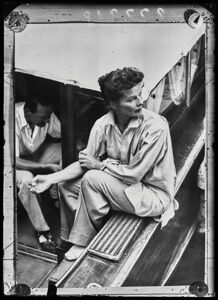 L'attrice Katharine Hepburn a bordo di un'imbarcazione a Venezia