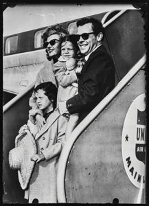 Rita Hayworth con il quarto marito, Dick Haymes, e le figlie Rebecca e Yasmin scendono dal velivolo all'aeroporto di New York