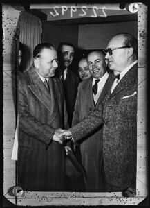 Il ministro degli Affari Esteri della Grecia Stefanos Stefanopoulos (a destra) stringe la mano a un uomo