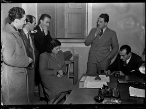 Si riconosce sulla sinistra Franco Di Bella, cronista del Corriere della Sera.<br>