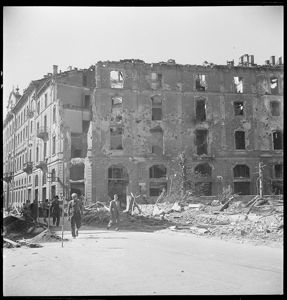 Via Principe Umberto (oggi via Filippo Turati) è visibile sulla sinistra.<br>