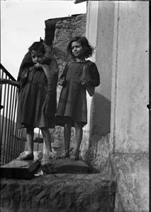 Una delle due bambine ha in mano un calamaio e un libro<br>