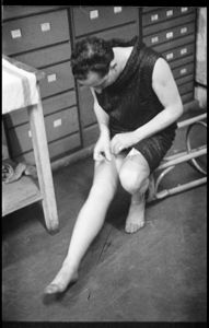 Dietro a Pajola le cassettiere dell'archivio dell'agenzia Publifoto<br>