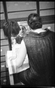 Di fronte a Pajola le cassettiere dell'archivio dell'agenzia Publifoto<br>